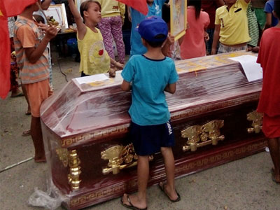 Tiểu thương miền Tây mang quan tài phản đối di dời chợ