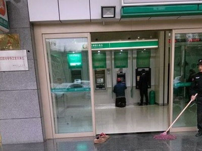 Bức ảnh đôi giày bẩn trước cây ATM gây xúc động mạnh