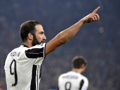 Higuain nổ súng vào lưới Napoli, Juventus giữ ngôi đầu Serie A