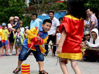 Múa lân, đấu võ, cờ người nhộn nhịp phố đi bộ Sài Gòn