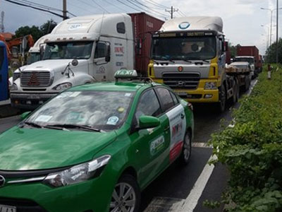 Quốc lộ 1A kẹt cứng vì xe tải tông gãy trụ đèn bắc ngang đường