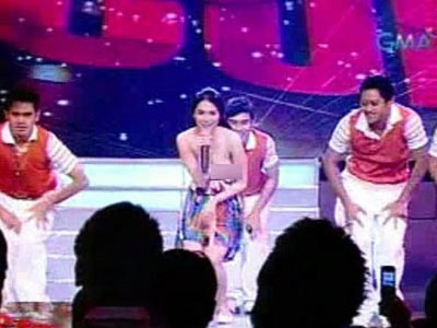 Sốc vì mỹ nữ đẹp nhất Philippines lộ trọn ngực trong show cho thiếu nhi