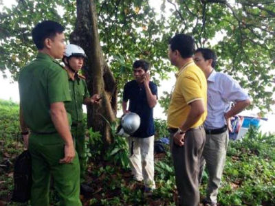 Cha bất lực nhìn con trai lao xuống sông Hương tự tử