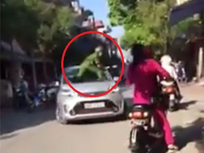 Clip: Cảnh sát nhảy lên nắp capo chặn xe ô tô đi vào đường cấm