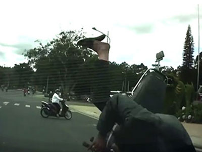 Clip: Nam thanh niên thoát chết kỳ diệu dù lao thẳng vào đầu ô tô