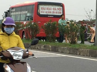 Hà Nam: Đi xe đạp điện sang đường, hai học sinh lớp 10 bị xe khách đâm tử vong