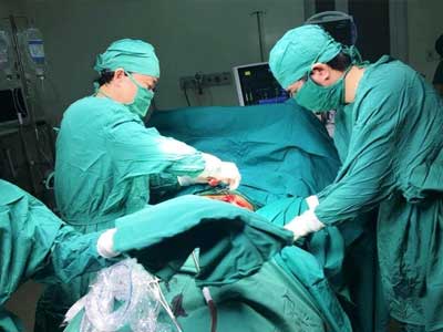 Lòi ruột khi lưỡi cưa máy văng trúng bụng