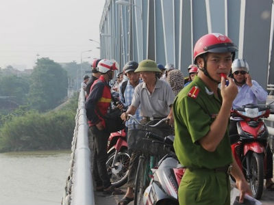 Nghệ An: Nghi vấn cô giáo mầm non bỏ xe trên cầu rồi nhảy sông tự tử
