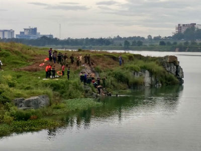Nhóm thanh niên rủ nhau ra Hồ Đá ở Làng Đại học tắm , 1 người chết đuối