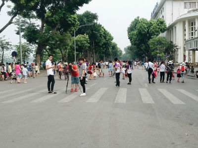 Phố đi bộ Hà Nội sạch bóng chó không rọ mõm sau ngày thành phố phát đi lệnh cấm
