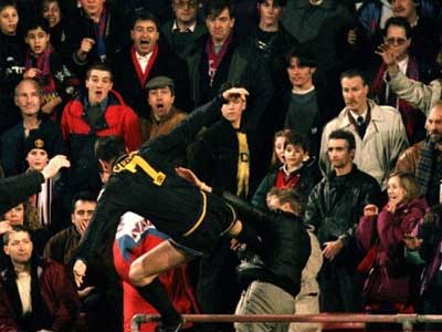 Sao Argentina sắp rũ tù vì tái hiện cú đá kungfu của Cantona