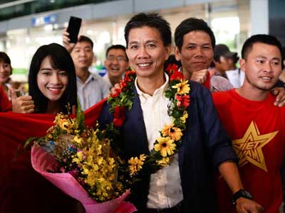 U19 Việt Nam được chào đón nồng nhiệt dưới mưa tầm tã