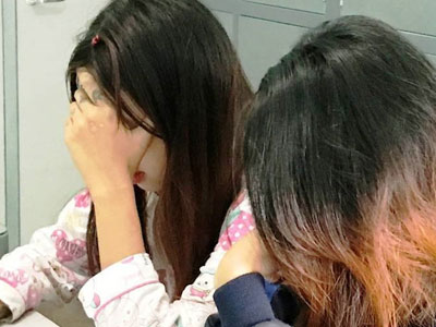 2 thiếu nữ cầm đầu băng nhóm đánh hội đồng nữ sinh bật khóc và xin được tha thứ