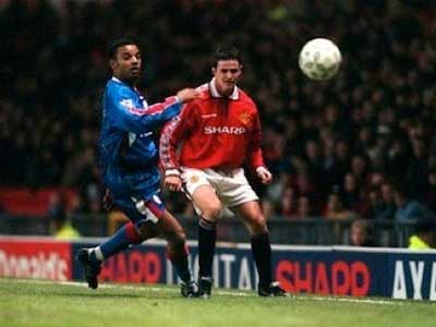 Bỏ bóng đá, cựu cầu thủ Man United đi làm... linh mục