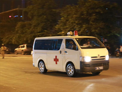 Thi thể nạn nhân trong vụ cháy ở Hà Nội đang được đưa ra ngoài