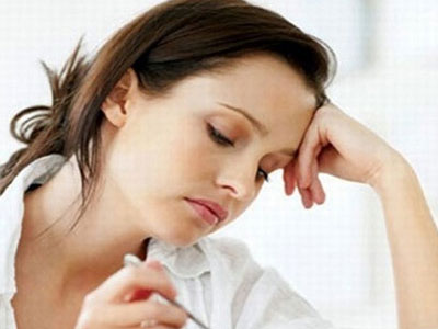 Khách đến thăm bà đẻ, bố chồng ngồi cửa nhẩm tiền