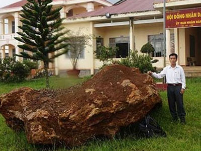 Lâm Đồng sẽ bán đấu giá tảng đá quý nặng 20 tấn