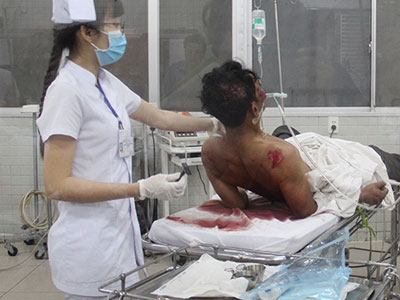 "Ma men" chửi rủa, đánh y tá, nôn thốc nôn tháo lên người bác sĩ