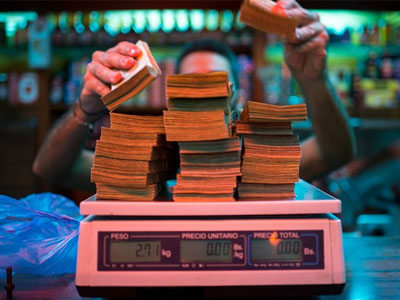 Người Venezuela mệt mỏi vì phải cân tiền