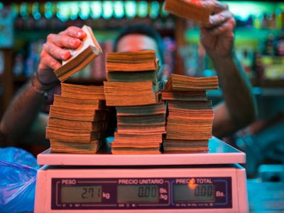Siêu lạm phát khiến người Venezuela phải cân tiền