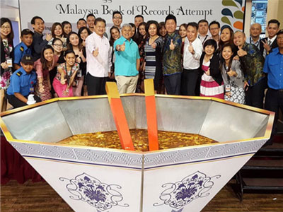 Tô mỳ khổng lồ 600 kg gây tranh cãi ở Malaysia