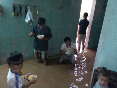 Xót xa với bức ảnh cả gia đình đứng ăn mì tôm trong ngôi nhà ngập ở Quảng Bình