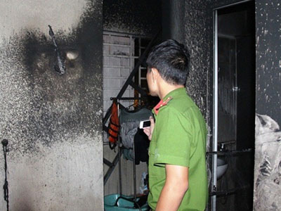 Chồng châm lửa tự thiêu rồi kéo vợ con vào chết chung