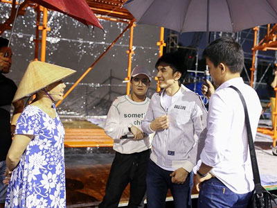 Đan Trường đội mưa đến tập live show của Việt Hương