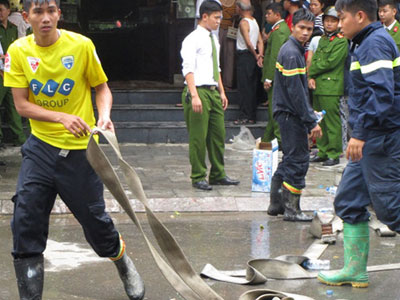 Giải cứu bé trai 12 tuổi trong ngôi nhà bị cháy