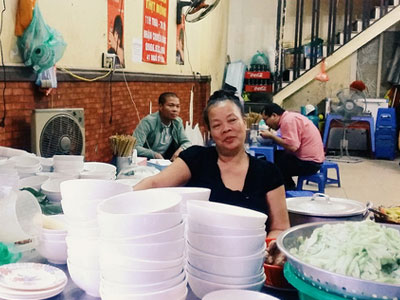Góc khuất ít người biết về cuộc sống nhiều nỗi buồn của bà chủ "quán bún chửi" Hà Nội