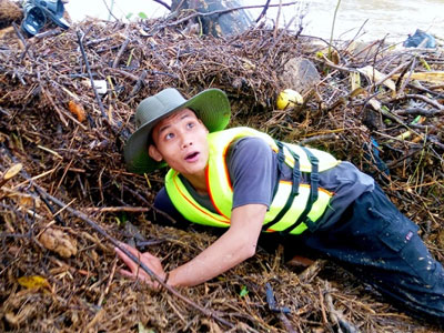 Nhiều người bất chấp nguy hiểm vớt gỗ giữa lũ