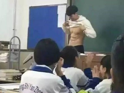Thầy giáo vén áo khoe cơ bụng trước học sinh gây tranh cãi
