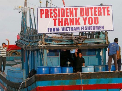 Tổng thống Duterte tiễn ngư dân Việt Nam bị bắt về nước