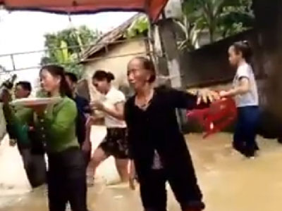 Xúc động xem “đám cưới lụt” đầy lạc quan của người dân vùng lũ