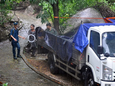 Đưa mảnh vỡ máy bay rơi ở Bà Rịa - Vũng Tàu xuống núi