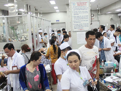 Khó tin khi bác sĩ cấp cứu phải kiêm việc dọn vệ sinh cho bệnh nhân