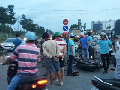 Người thân gào khóc bên thi thể người đàn ông bị tai nạn