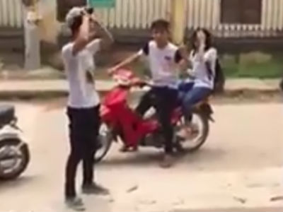 Nhiều nam sinh đứng quay clip khi 2 nhóm nữ sinh lao vào đánh nhau túi bụi