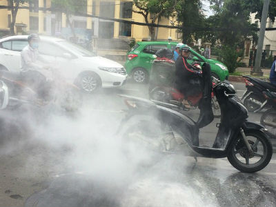Xe SH bốc cháy giữa đường phố Sài Gòn
