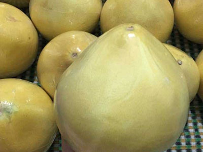 Bưởi lạ vàng bóng: Tò mò ăn thử, lo sợ nguồn gốc
