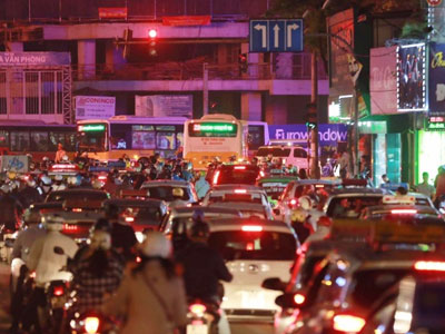 Hà Nội: Ùn tắc kinh hoàng, giao thông khu vực cầu vượt Tây Sơn bị tê liệt