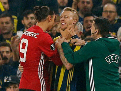 Ibrahimovic nổi nóng, bóp cổ cầu thủ Fenerbahce