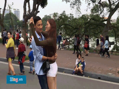 Tai nạn hàng loạt vẫn ôm nhau trượt xe điện thăng bằng