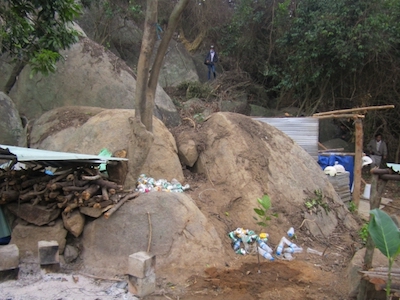 Thi thể nam thanh niên chôn dưới ghềnh đá