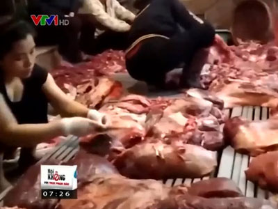 Thịt bò, xương bò quăng xuống đất rồi được đem thẳng đến chợ, quán phở gia truyền