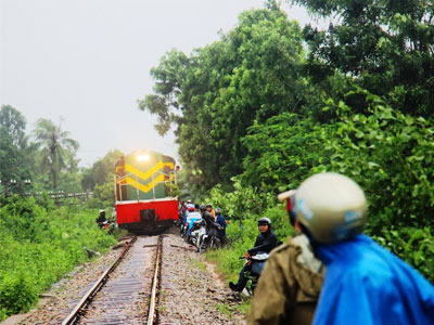 Tránh lũ trên… đường tàu hỏa, dân cuống cuồng thoát thân