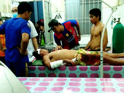 Vợ "lên cơn" chém xối xả vào người chồng