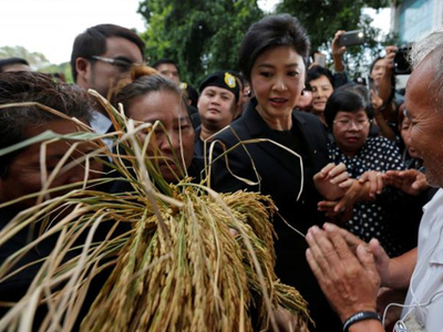 Bà Yingluck không chịu đứng bên lề