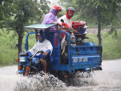 Bình Định: “Hốt bạc” nhờ vận chuyển xe và người vượt lũ…