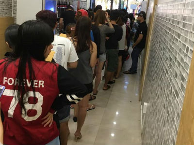 Giới trẻ Sài Gòn xếp hàng mua "Trà sữa ông chú"